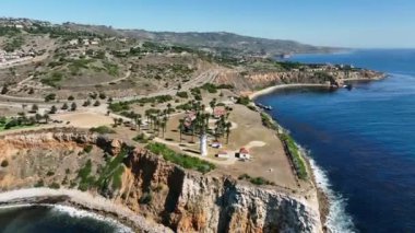Slow Aerial View, Palos Verdes, Kaliforniya 'daki Vincente fenerinin güney uçurumlarına doğru uçuyor.