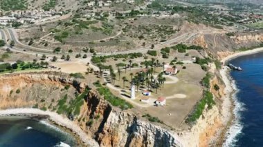 Slow Aerial View, Palos Verdes, Kaliforniya 'daki Vincente fenerinin güney uçurumlarına doğru uçuyor.