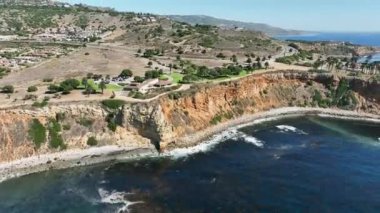 Slow Aerial View, Palos Verdes, Kaliforniya 'daki Vincente fenerinin güney uçurumlarına doğru uçuyor.