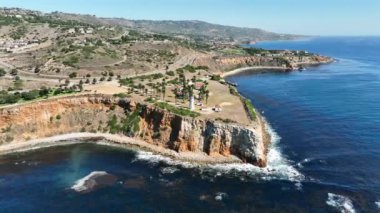 Slow Aerial View, Palos Verdes, Kaliforniya 'daki Vincente fenerinin güney uçurumlarına doğru uçuyor.