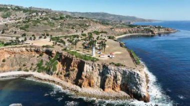 Slow Aerial View, Palos Verdes, Kaliforniya 'daki Vincente fenerinin güney uçurumlarına doğru uçuyor.