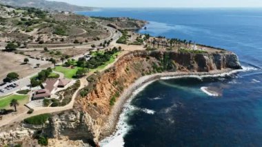 Slow Aerial View, Palos Verdes, Kaliforniya 'daki Vincente fenerinin güney uçurumlarına doğru uçuyor.