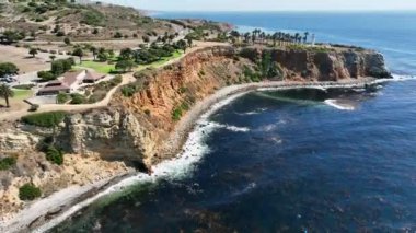 Slow Aerial View, Palos Verdes, Kaliforniya 'daki Vincente fenerinin güney uçurumlarına doğru uçuyor.