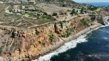 Slow Aerial View, Palos Verdes, Kaliforniya 'daki Vincente fenerinin güney uçurumlarına doğru uçuyor.