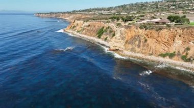 Slow Aerial View, Palos Verdes, Kaliforniya 'daki Vincente fenerinin güney uçurumlarına doğru uçuyor.