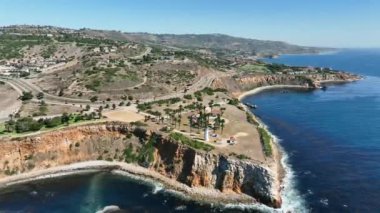 Slow Aerial View, Palos Verdes, Kaliforniya 'daki Vincente fenerinin güney uçurumlarına doğru uçuyor.