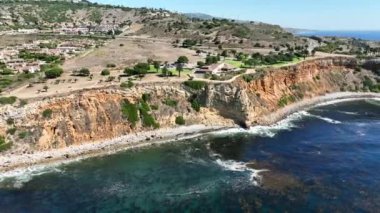 Slow Aerial View, Palos Verdes, Kaliforniya 'daki Vincente fenerinin güney uçurumlarına doğru uçuyor.