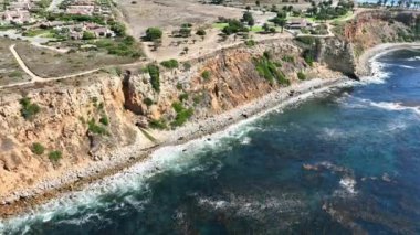 Slow Aerial View, Palos Verdes, Kaliforniya 'daki Vincente fenerinin güney uçurumlarına doğru uçuyor.