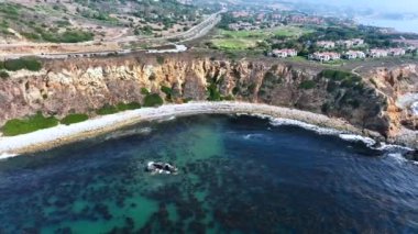 Görkemli Abalone Körfezi 'nin Üzerinde Uçan Kaya, Uçurum, Bir Nokta
