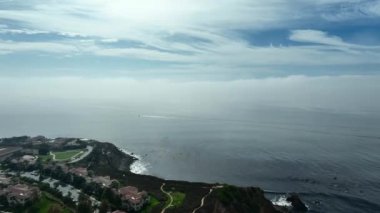 İnsansız hava aracı Abalone Koyu, Palos Verdes 'e uçuyor.