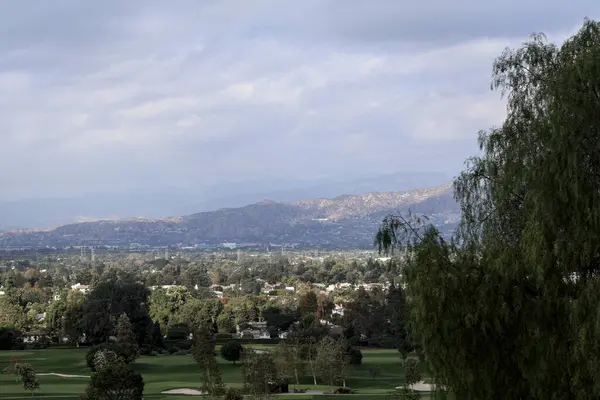 Sabahleyin dağların manzarası