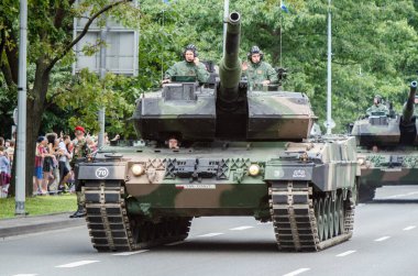 Varşova, Polonya - 15 Ağustos 2014: Silahlı Kuvvetler Günü kutlamaları sırasında Leopar 2A6 ana savaş tankı