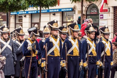 Varşova, Polonya - 15 Ağustos 2014: Napolyon döneminden kalma tarihi üniforma giyen bir grup asker Silahlı Kuvvetler Günü kutlamaları sırasında hareketsiz durdular