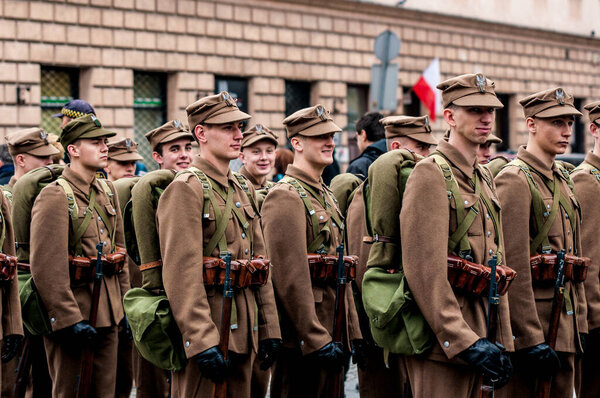 Варшава, Польша - 15 августа 2014: группа польских солдат в исторической форме, стоящих на месте во время празднования Дня Вооруженных Сил