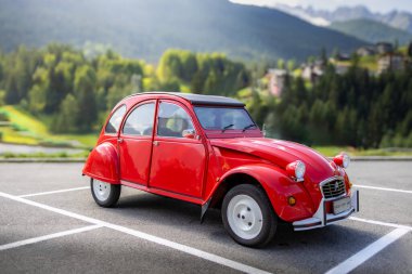 Yaşlı kırmızı Citroen iki beygir gücü