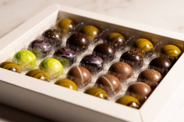 Kutuda çikolatalı şekerler.