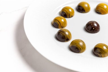 Karamel soslu çikolata şekeri. Fındıklı çikolata ve karamel..