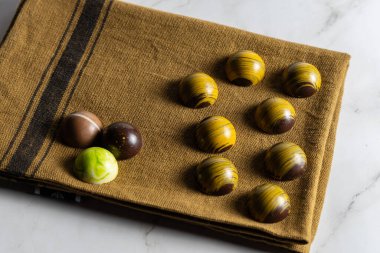 Beyaz plaka üzerinde çikolata şekerleme.