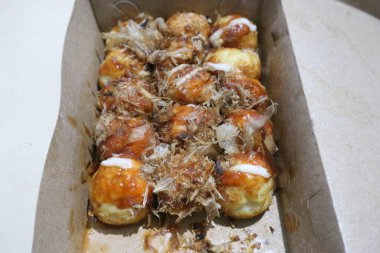 Tabakta kızarmış kalamar.