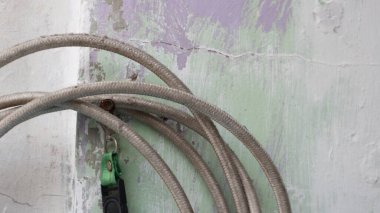 Bir apartmanda elektrik kablosu.