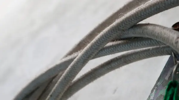 Elektrik kablosu. Gri arka plandaki elektrik kablosuna yakın.