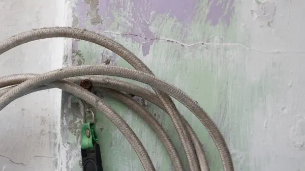 Bir apartmanda elektrik kablosu.