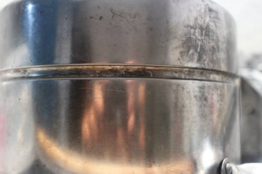 Metal bir sobaya yakın.