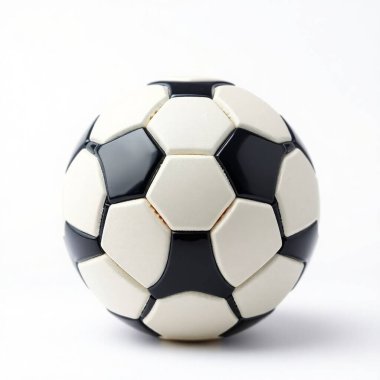 Beyazda izole edilmiş futbol topunun yakın görüntüsü.