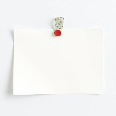 Kırmızı kalpli ve beyaz kağıtlı boş kart.