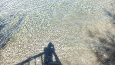 Aceh Sahili 'nin arka planı. Su berrak. Yeşil ormanlar ve dağların manzarası. Manzara, potrait. Manzara.