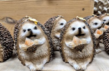 Kirpilerin seramikten yapılmış minyatür heykelcikleri. Her kirpinin pençesinde bir kozalak vardır.