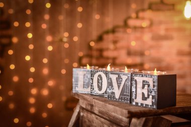 Mum ışığıyla süslenmiş 