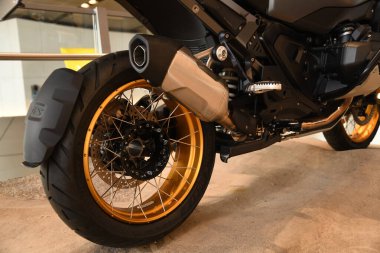 Modern motosiklet teçhizatı güçlü tasarımı ve yüksek teknolojisiyle etkiler. Parlak altın jantlar motosikletin sportif yönünü vurgular..