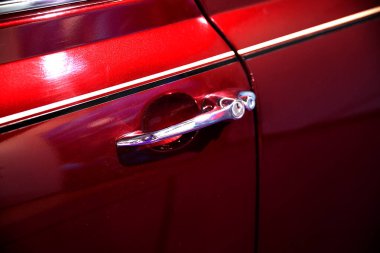 Renkli bir vücudu ve eşsiz bir tasarımı olan retro tarzı mini bir araba..