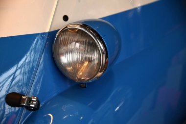 Renkli bir vücudu ve eşsiz bir tasarımı olan retro tarzı mini bir araba..