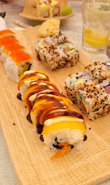 Japon yemeklerini tasvir eder. Ekmeğin parlak ve iştah açıcı bir görüntüsü var..