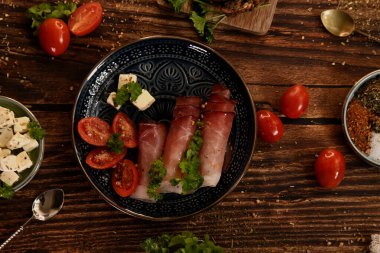 Tahta bir masanın üzerinde hazır bir tabakla yakın plan..