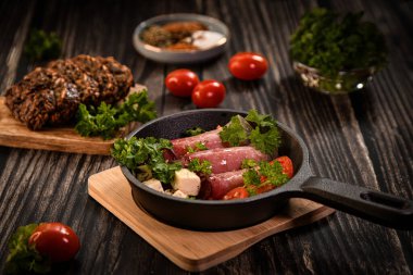 Tabağı bitmiş bir tavanın yakın çekimi. Et parçaları ve doğranmış sebzeler iştah açıcı bir tavada düzenlenir..