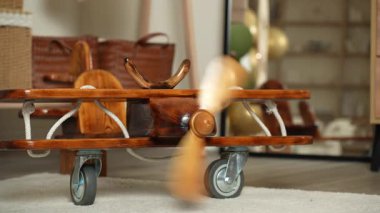 Çocuk odasında tekerlekli oyuncak ahşap bir uçak. Yüksek kaliteli mp4 görüntüleri