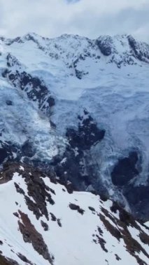 Karlı Dağ Manzarası ve Tepeleri Hava Görüntüsü