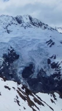 Karla kaplı tepeler ve tepelerle Manzaralı Kış Manzarası