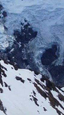 Karlı Tepeler ve Tepelerle Güzel Kış Manzarası