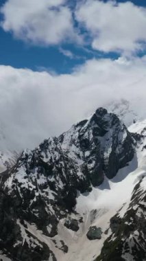 Kış Güzeli Karlı Dağ Tepeleri ve Yuvarlanan Tepeler