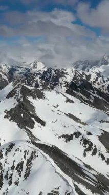 Karlı Tepeler ve Dağ Tepeleriyle Kış Manzarası