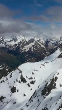Karlı Tepeler ve Mavi Gök Altında Kış Tepeleri