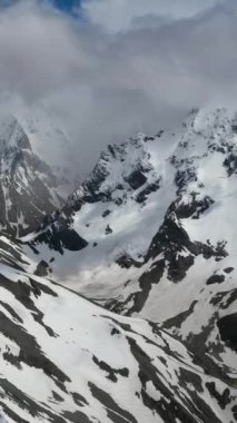 Kış Sahnesinde Karlı Dağlar ve Manzaralı Tepeler