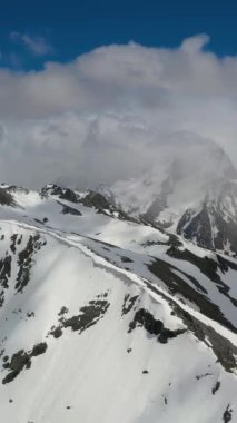 Karlı Dağların ve Kış Tepelerinin Hava Çekimi