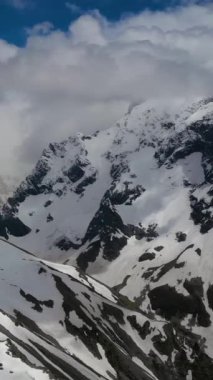 Kar Tepeleri ve Yuvarlanan Kış Tepeleri Açık Bir Gökyüzünün Altında