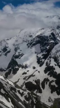 Kış mevsiminde Icy Hills ile Karlı Dağ Sırası