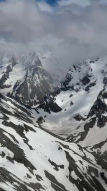 Görkemli Karlı Tepelerin ve Tepelerin Hava Çekimi